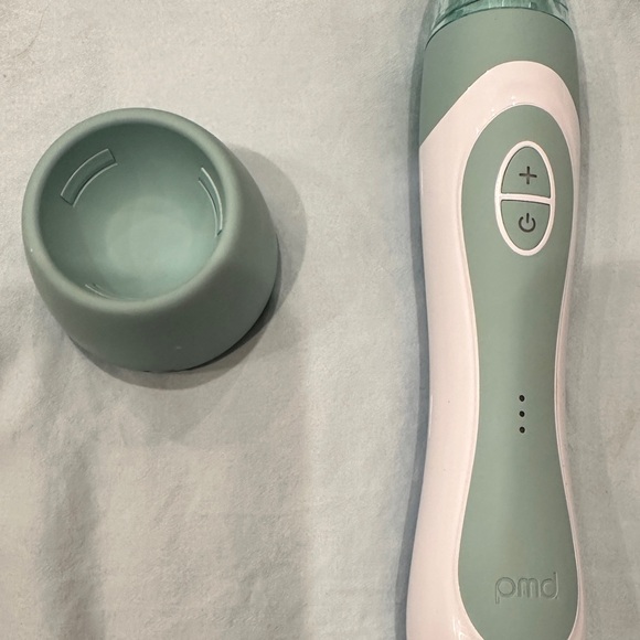 PMD personal microderm elite pro. Skincare exfoliation tool with vacuum suction - Picture 2 of 5